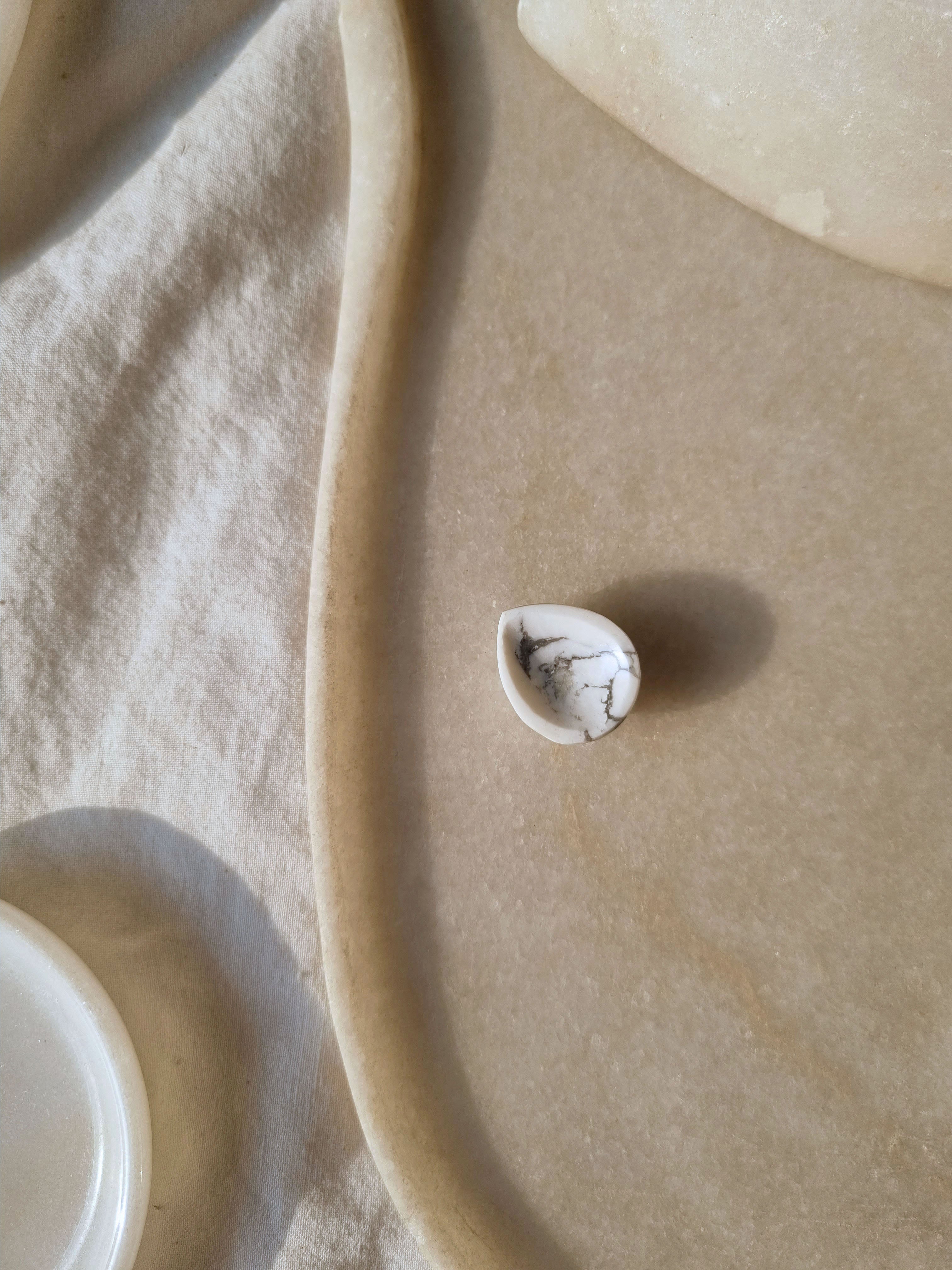 diya - Howlite miniature Lamp