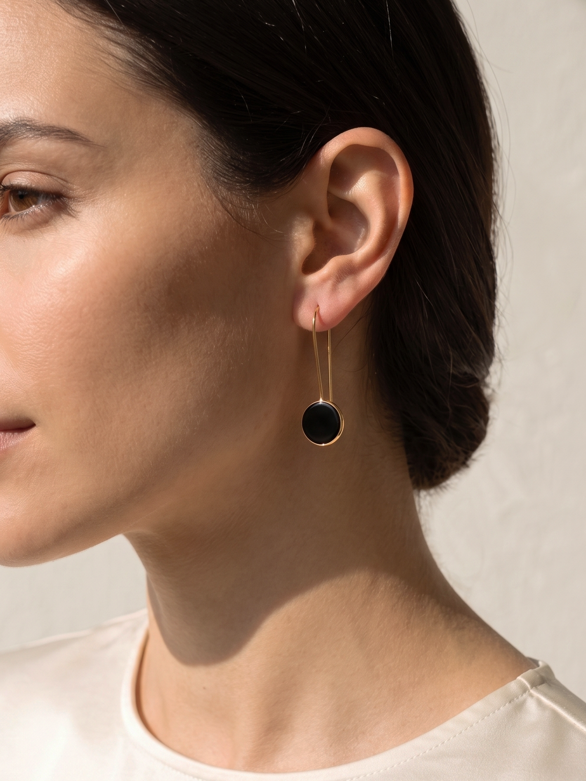 ayas - Black Onyx Round Earwire