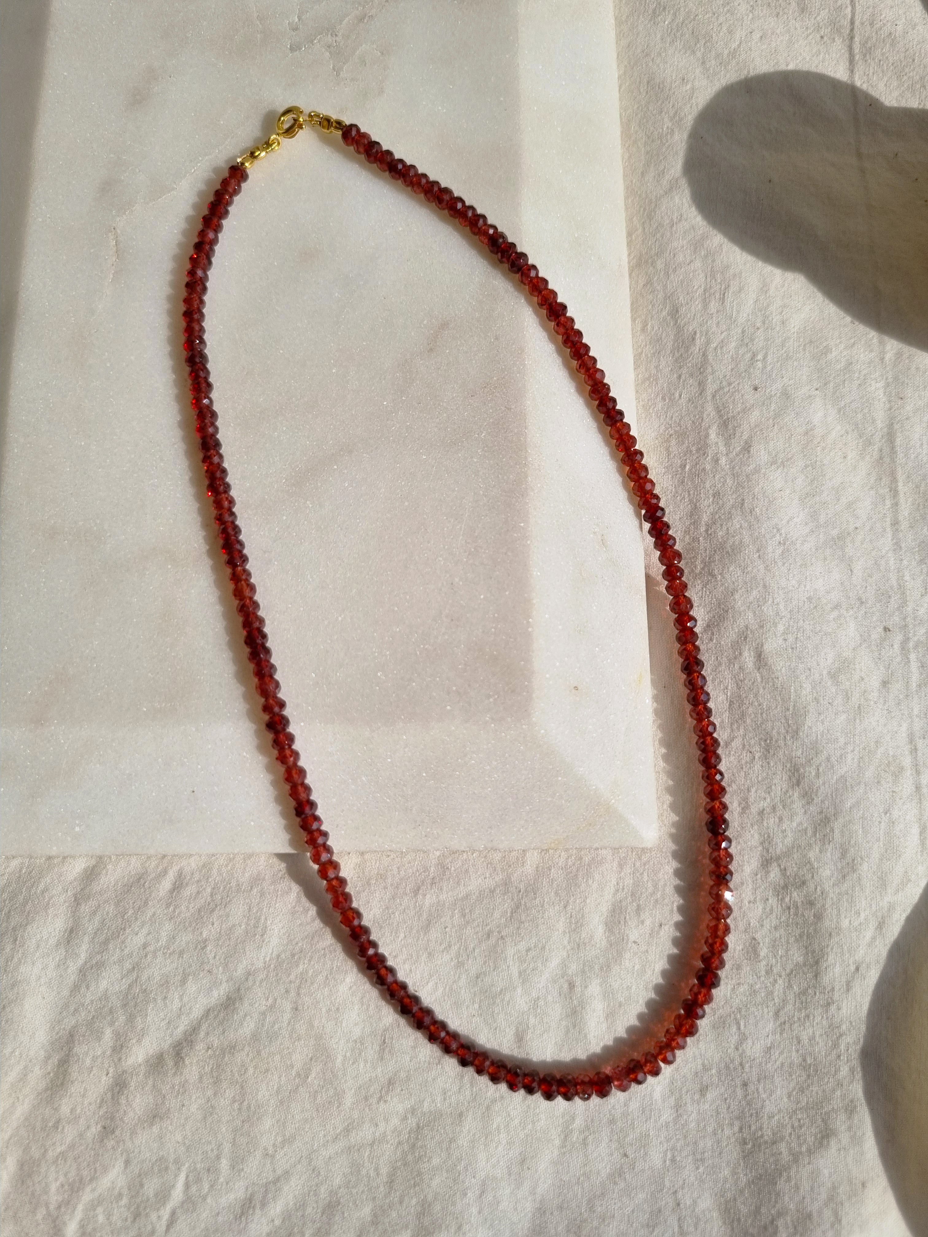 avar - Garnet Baati Strand