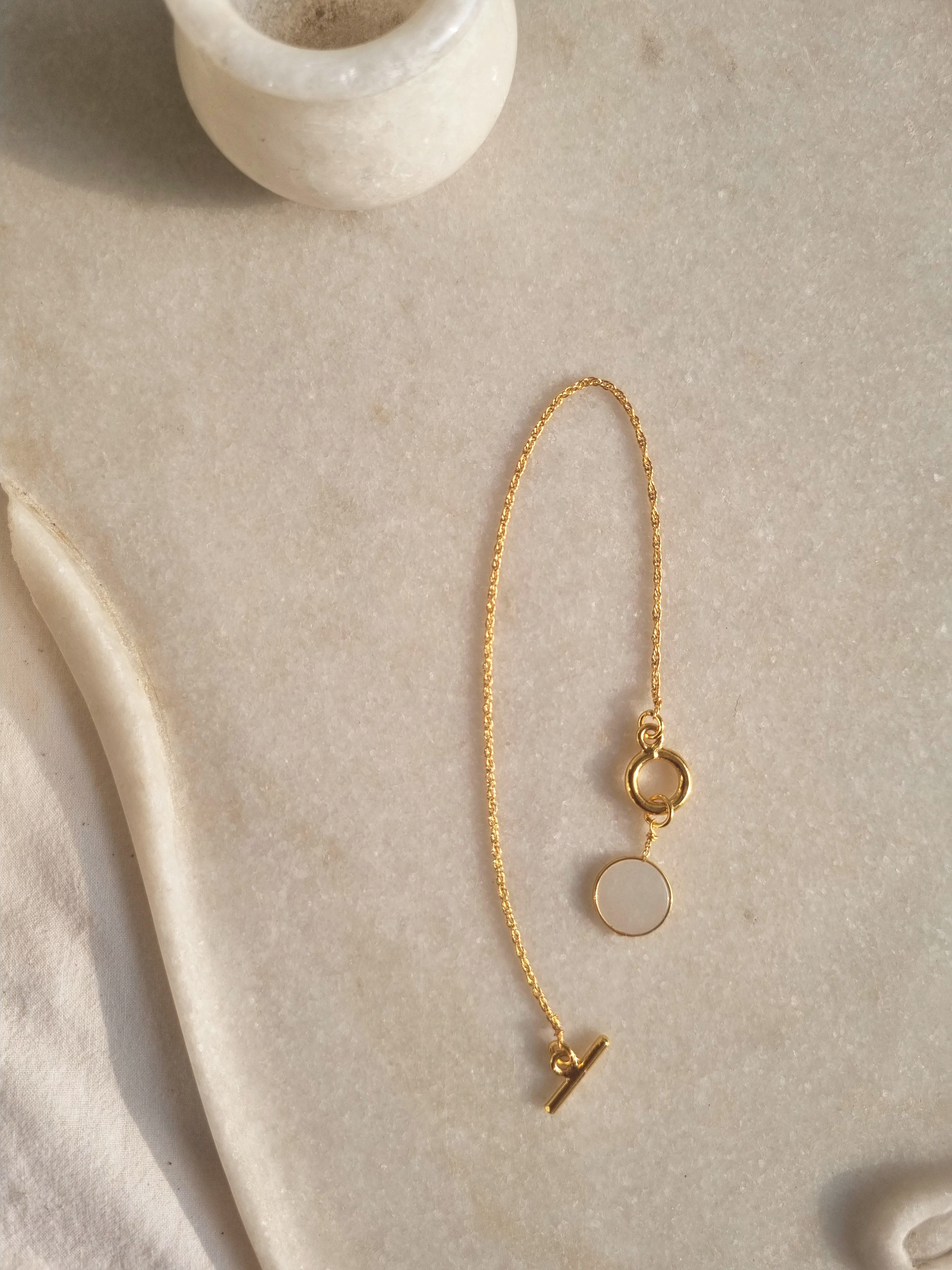haas - White Moonstone Round Toggle Bracelet