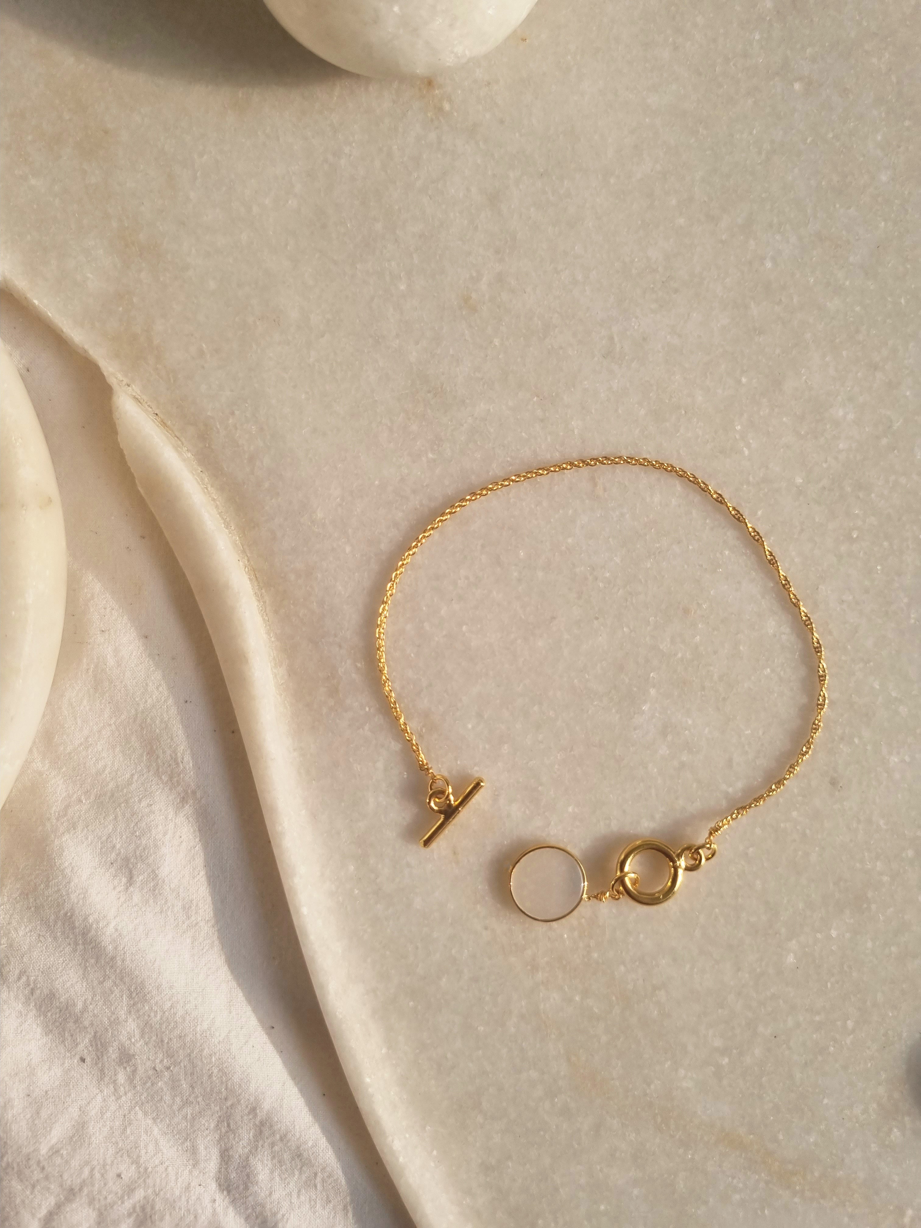 haas - White Moonstone Round Toggle Bracelet