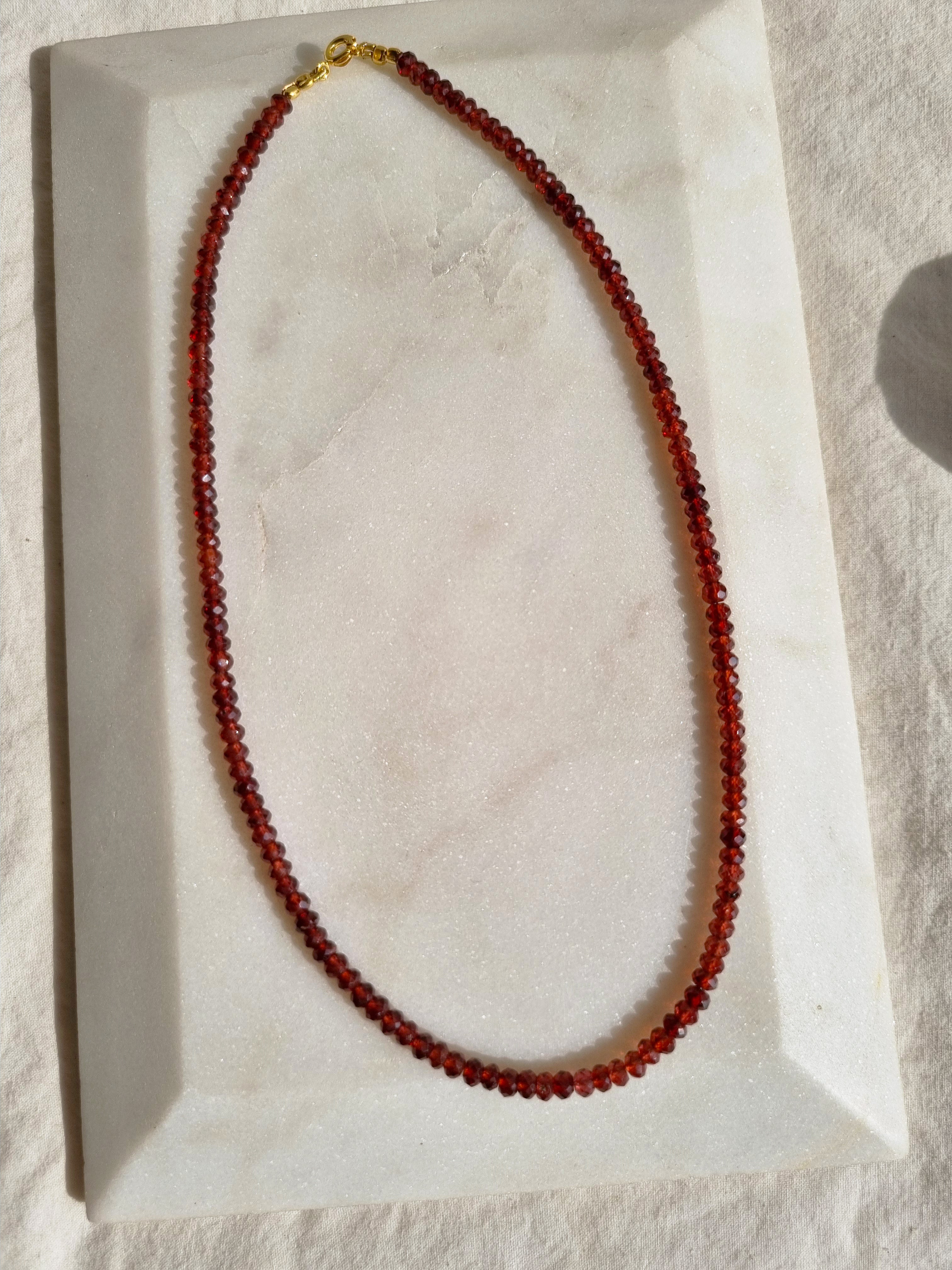 avar - Garnet Baati Strand