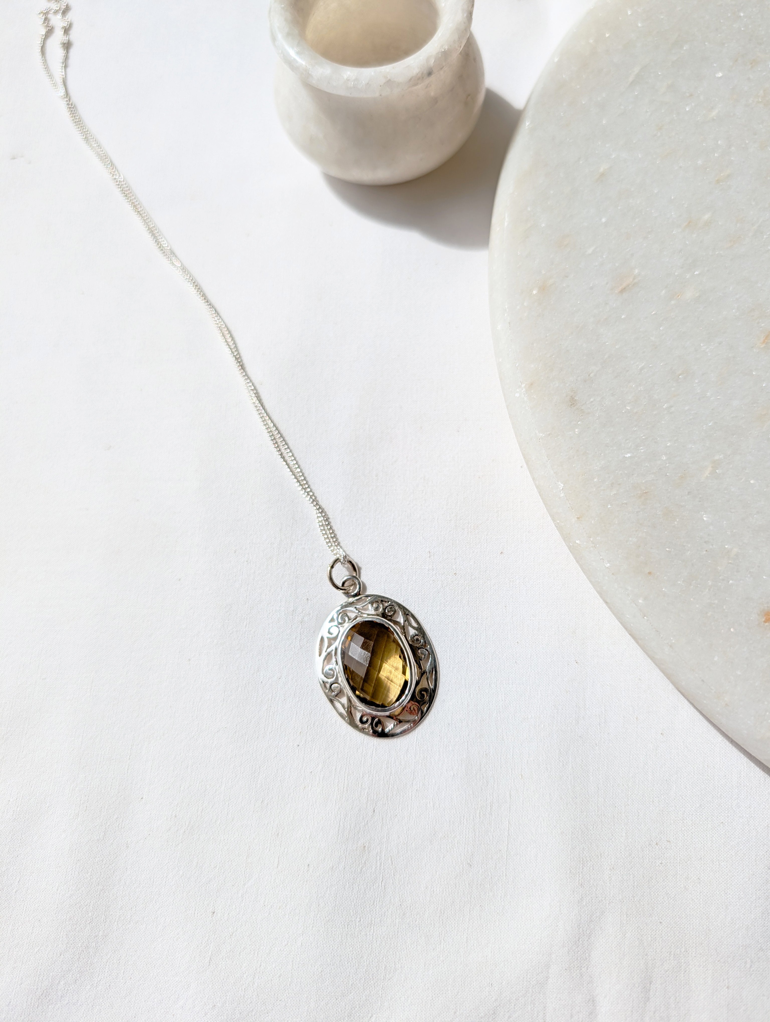 vani - Whisky Quartz Oval Jali Pendant