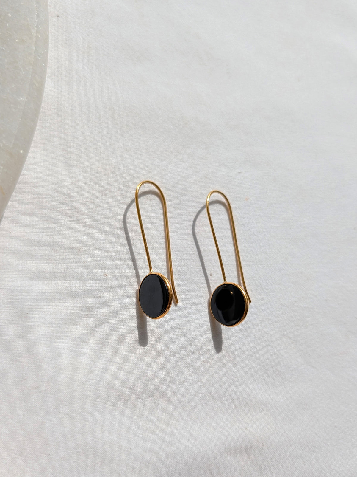 ayas - Black Onyx Round Earwire