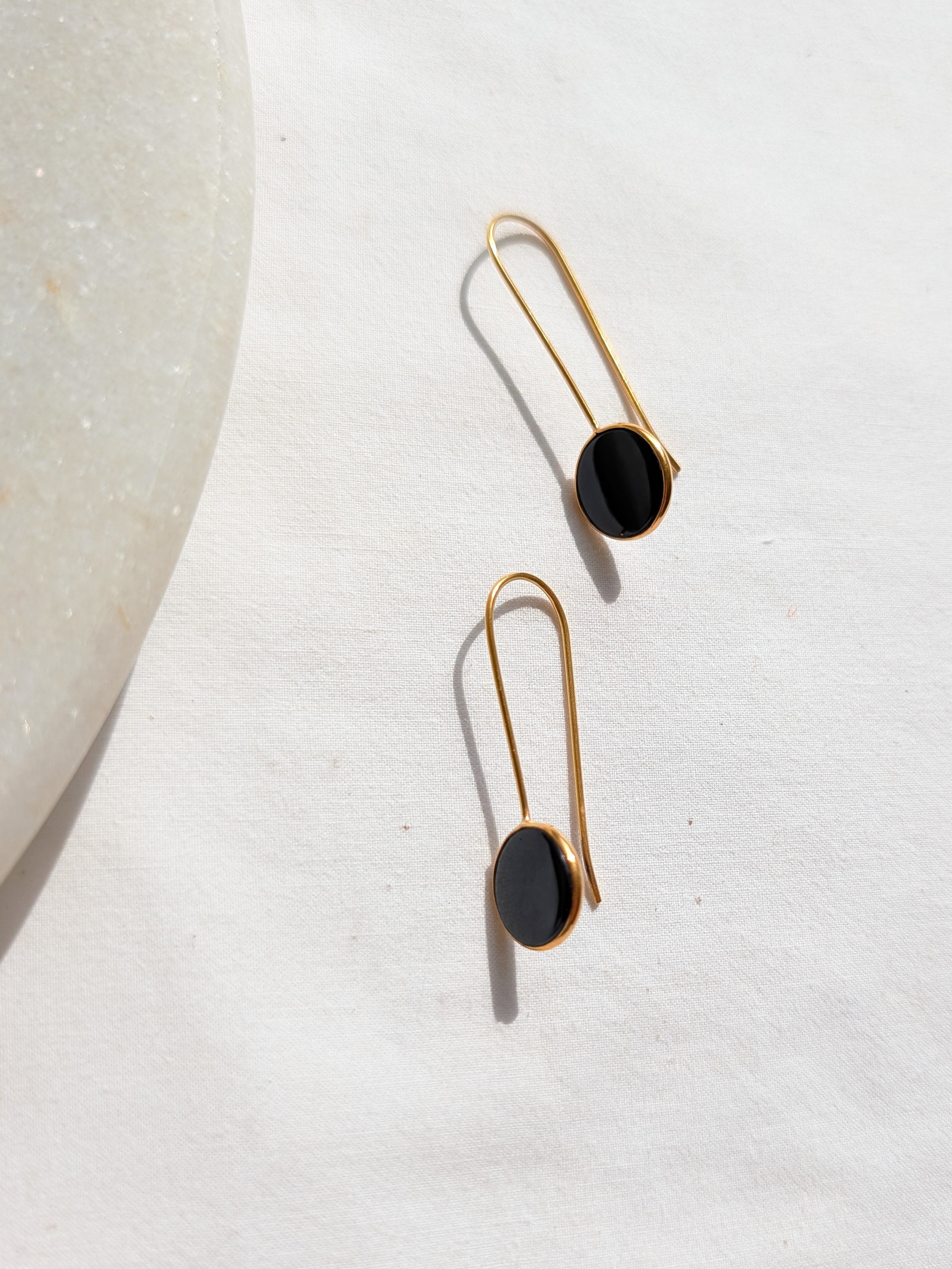 ayas - Black Onyx Round Earwire