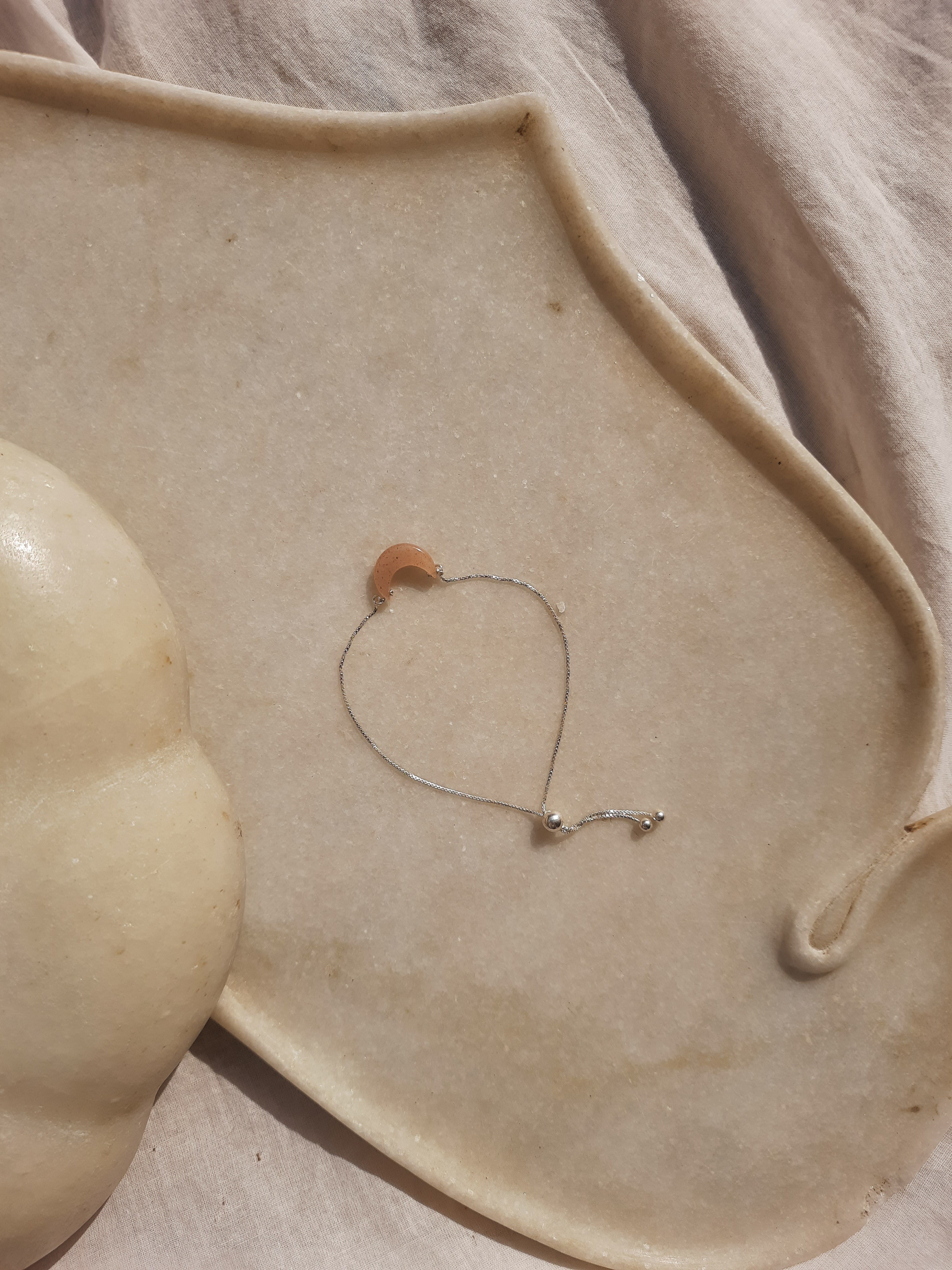 varaya - Peach moonstone Luna Bracelet