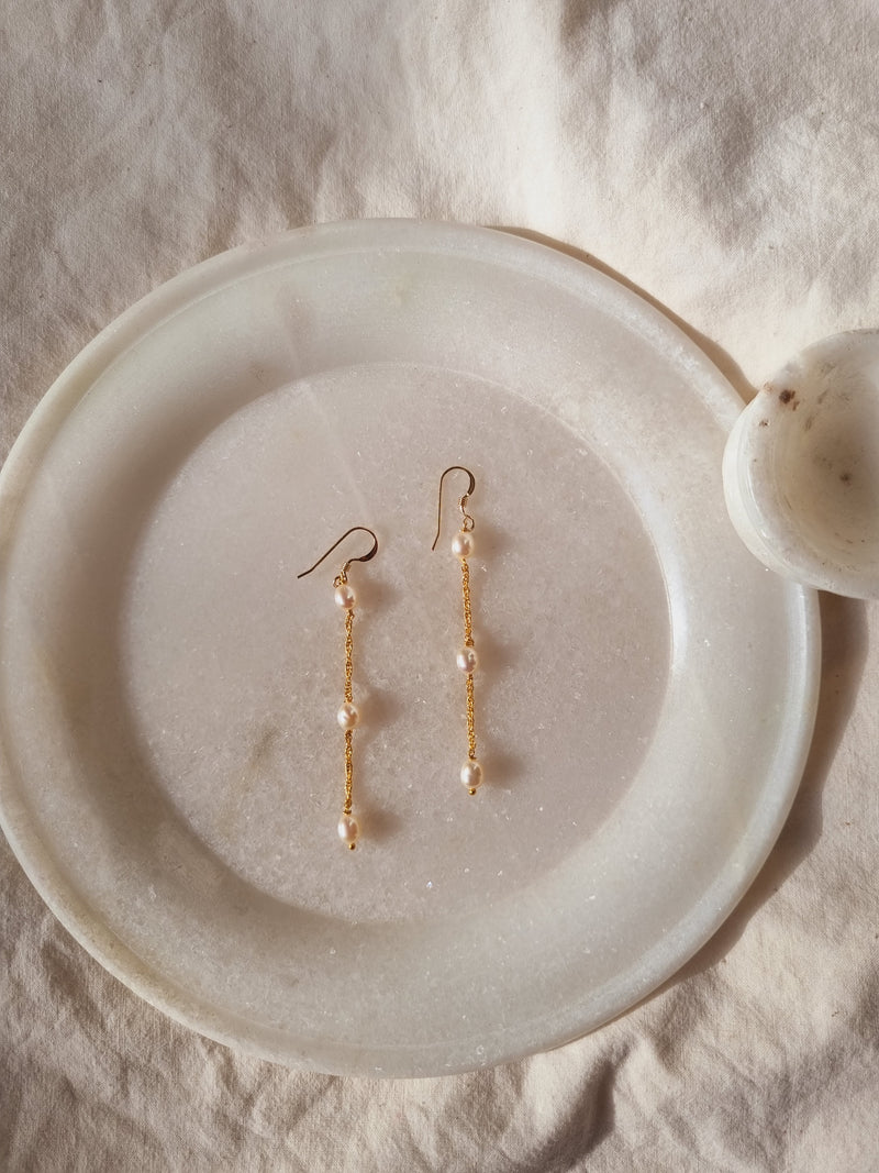 ghī́va - Pearl droplet threader earrings
