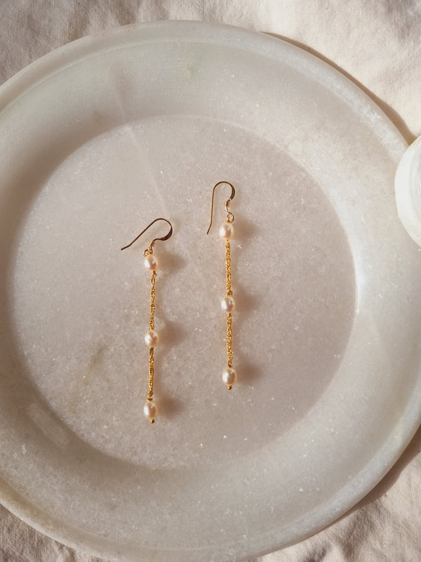 ghī́va - Pearl droplet threader earrings