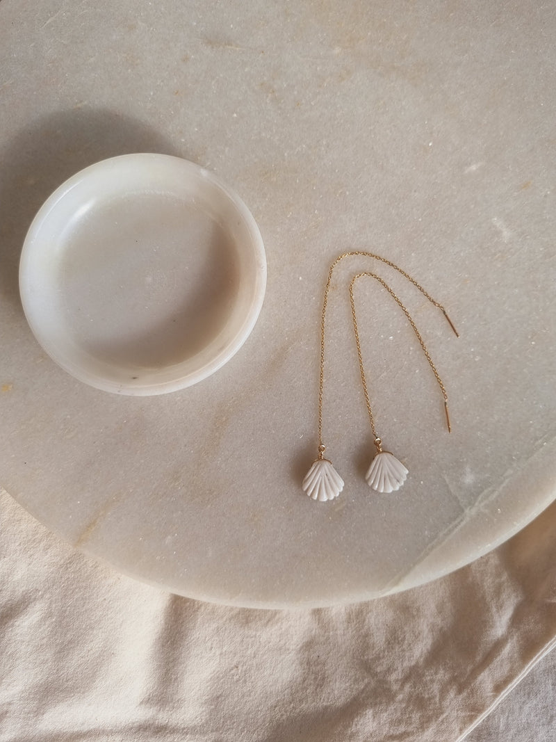 seṅkha - Howlite Shell Threader Earrings