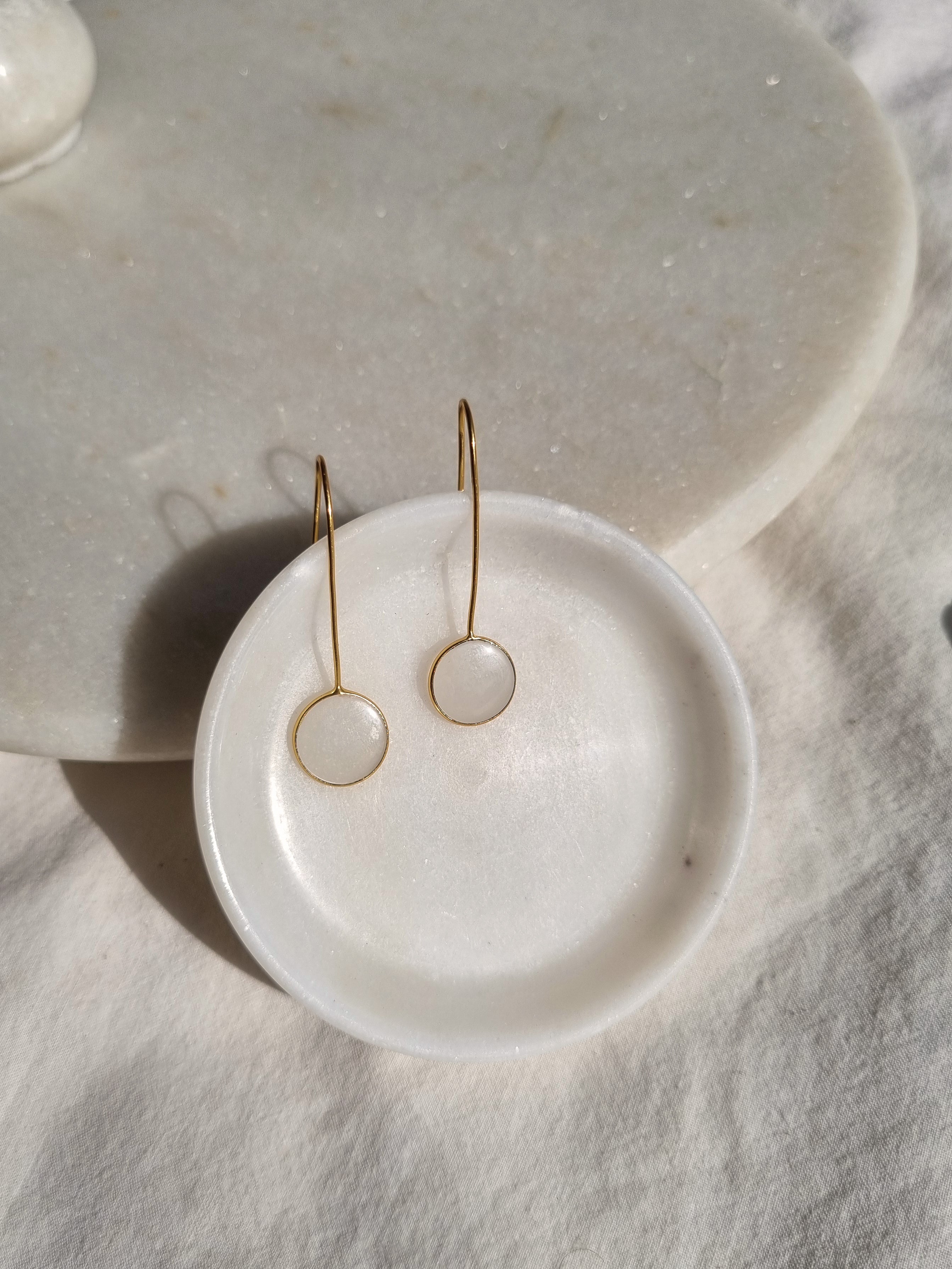ayas - White Moonstone Round Earwire