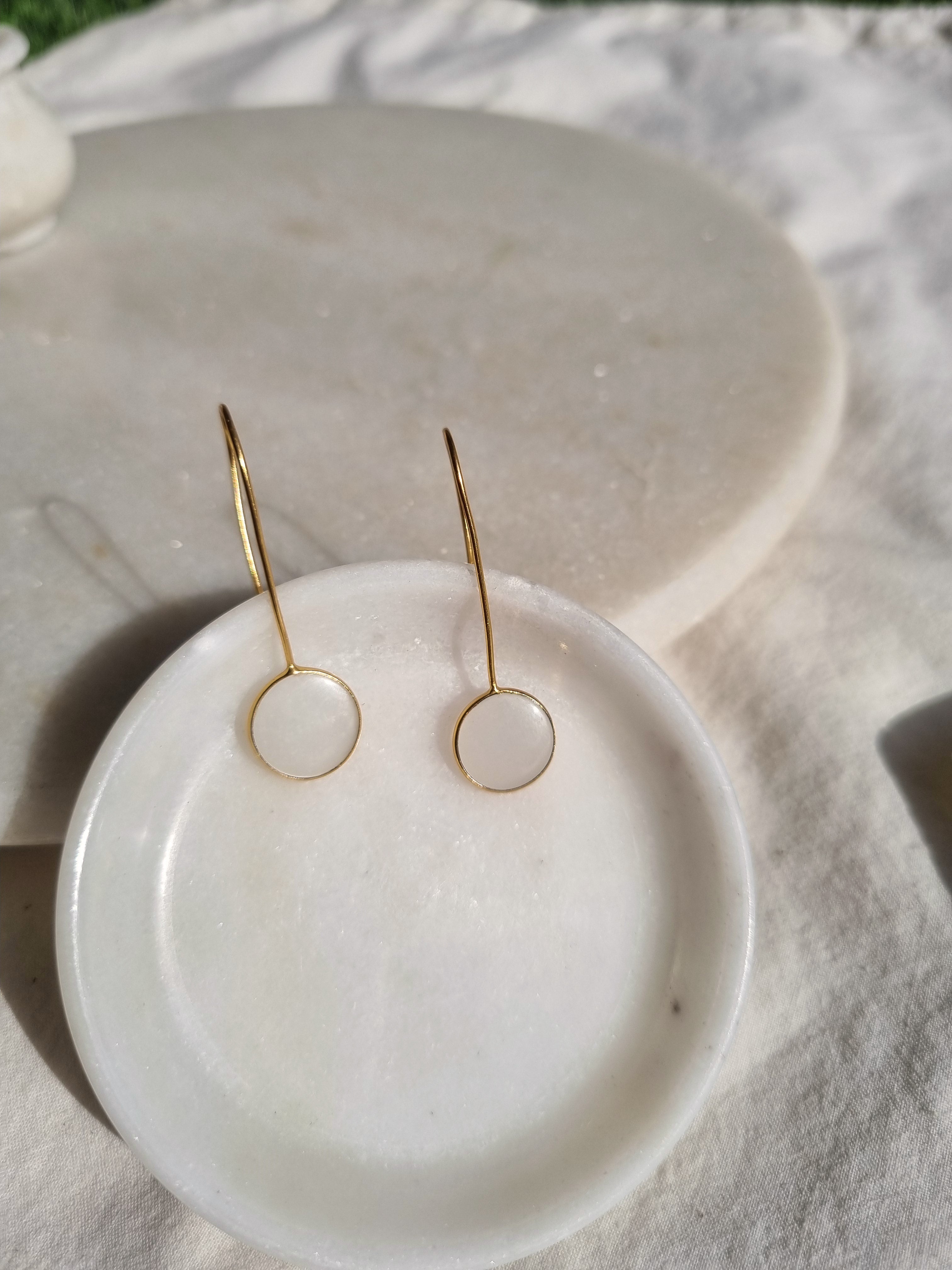 ayas - White Moonstone Round Earwire