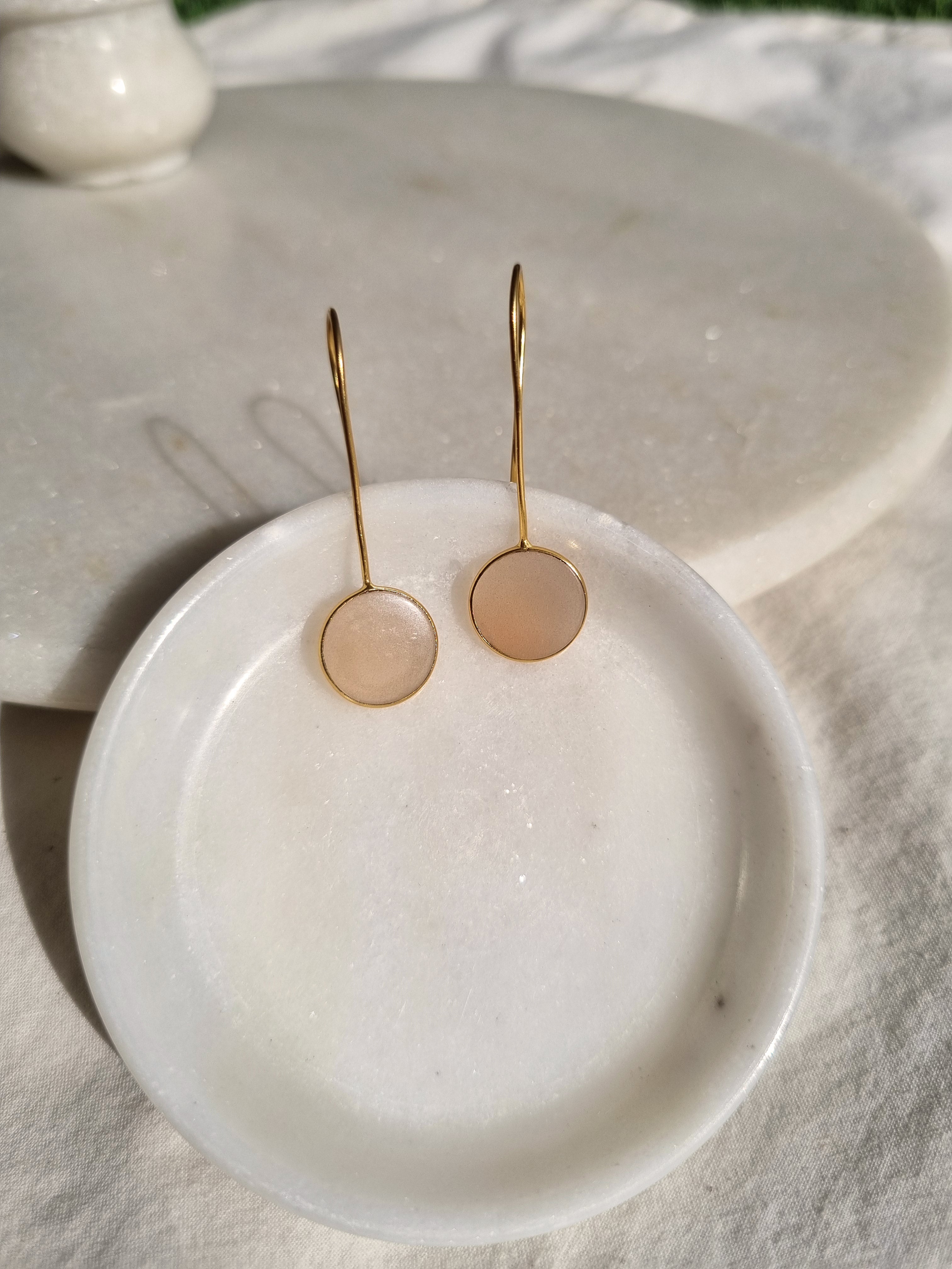 ayas - Peach Moonstone Round Earwire