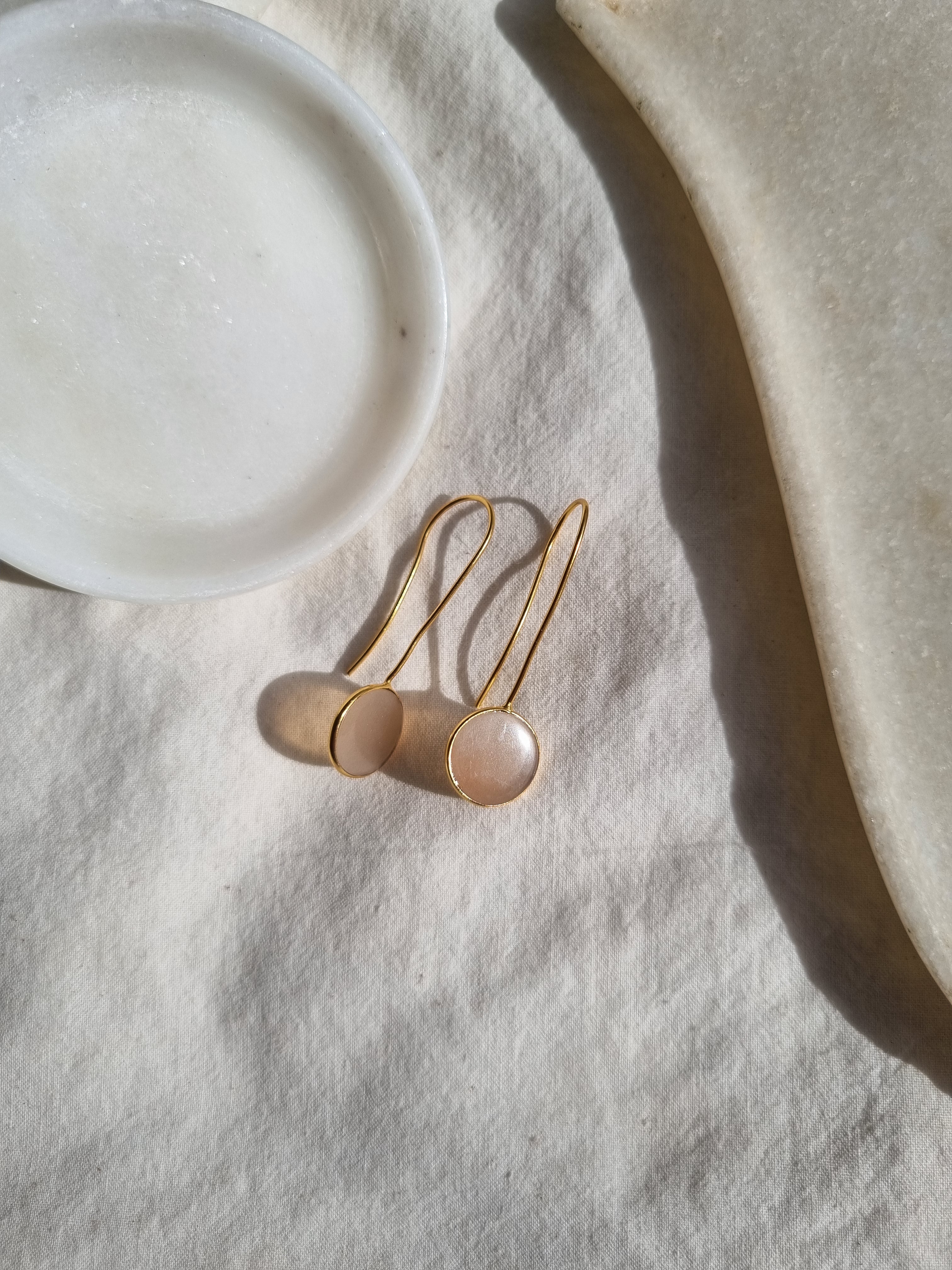 ayas - Peach Moonstone Round Earwire