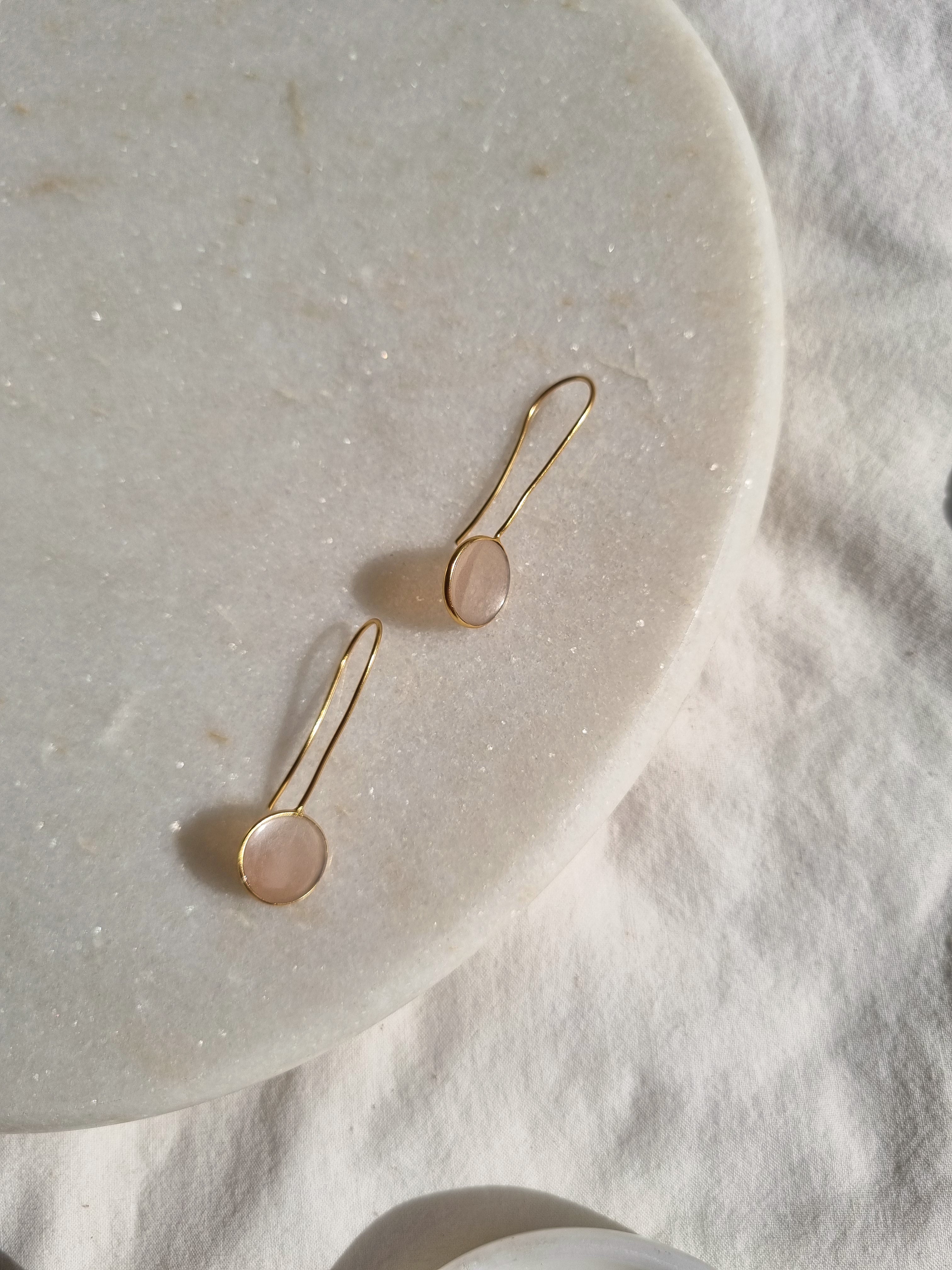 ayas - Peach Moonstone Round Earwire