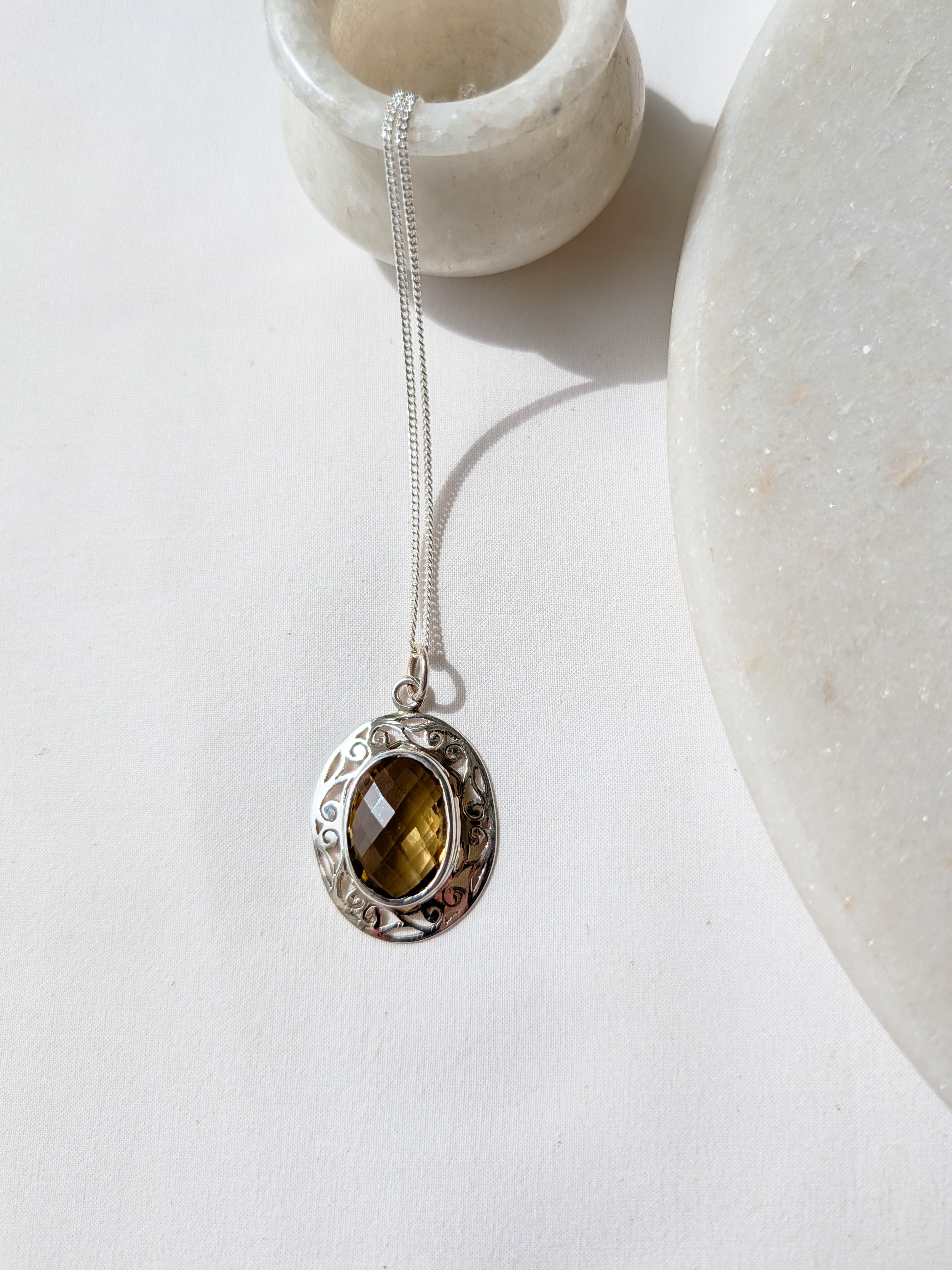 vani - Whisky Quartz Oval Jali Pendant