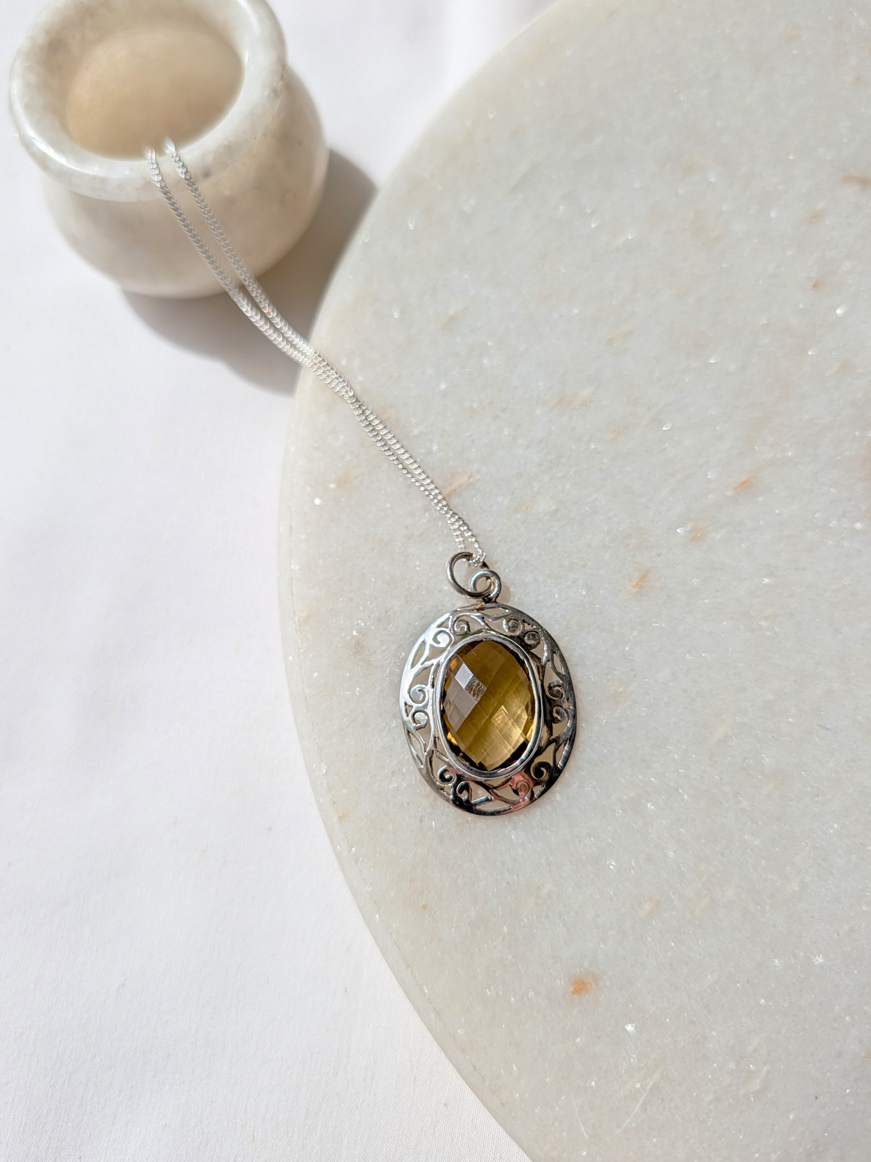 vani - Whisky Quartz Oval Jali Pendant