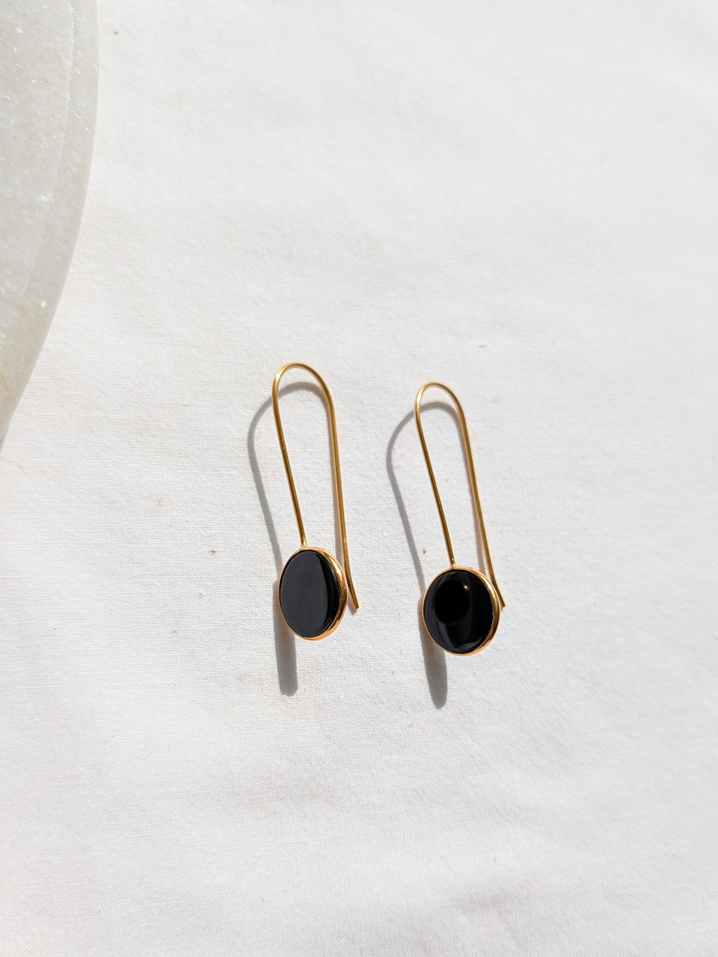 ayas - Black Onyx Round Earwire