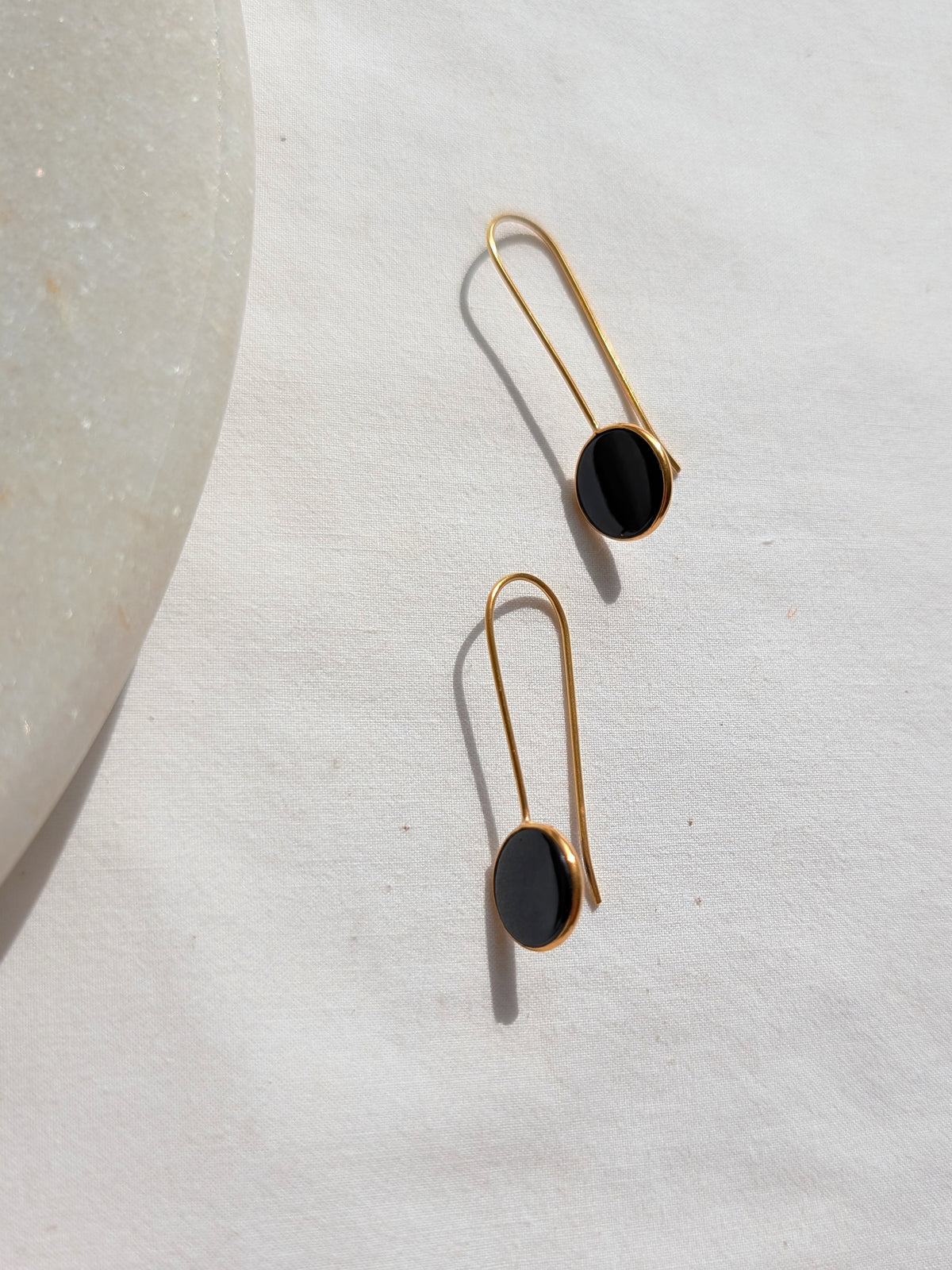 ayas - Black Onyx Round Earwire
