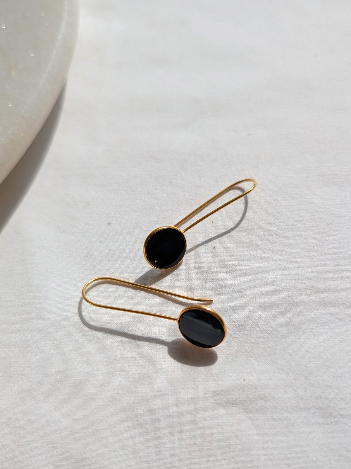 ayas - Black Onyx Round Earwire