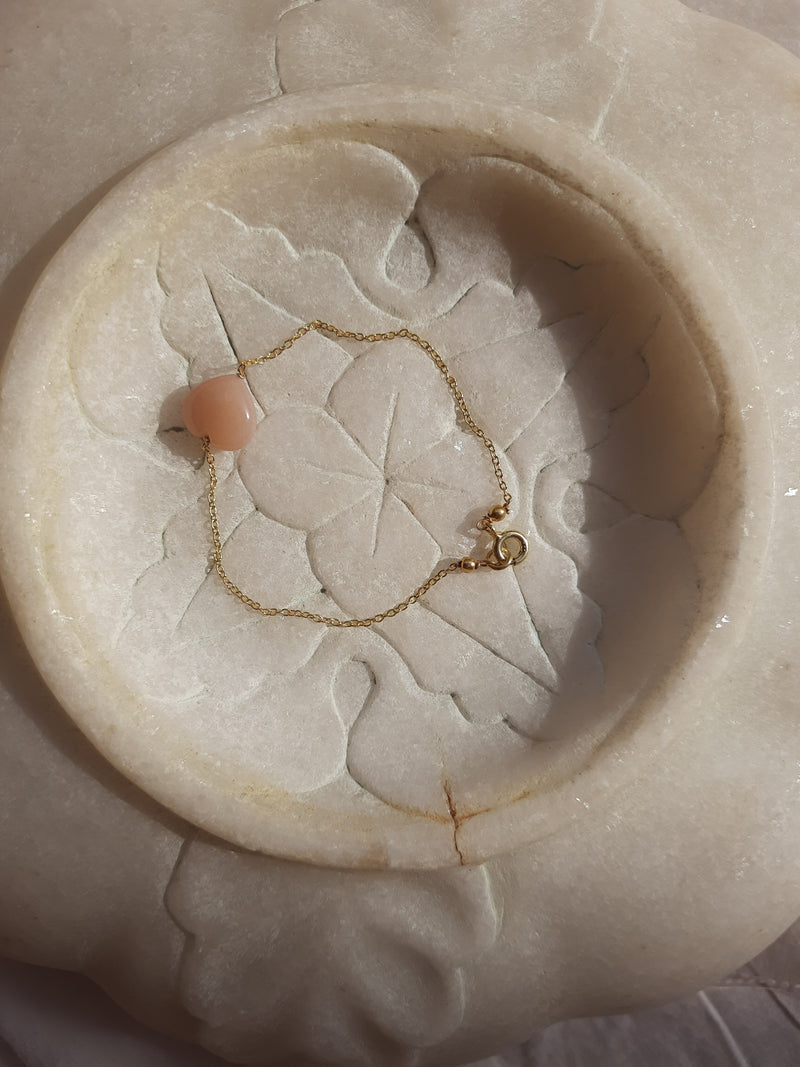 árṣat - Peach Moonstone Heart Bracelet