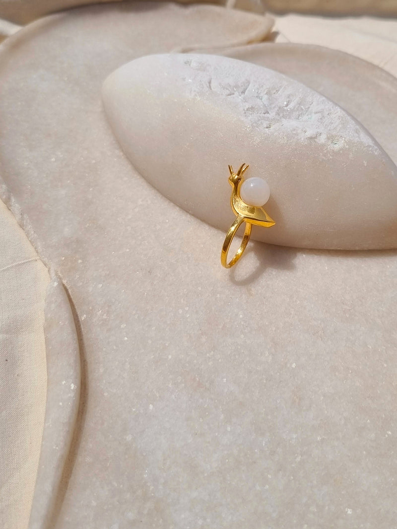 snáil - White Moonstone Ring